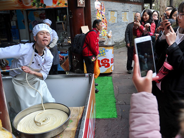 視頻制作讓拉面館爆紅20天，游客“五碗不過崗”